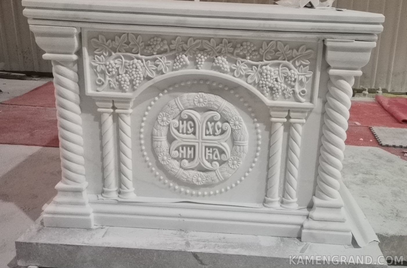Престол из белого мрамора