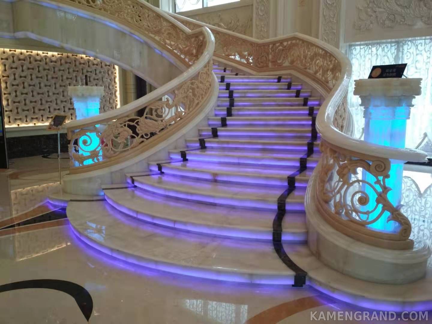 Лестница из натурального оникса с подсветкой