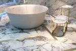 Облицовка полов и стен ванной комнаты белым мрамором White Painting Black