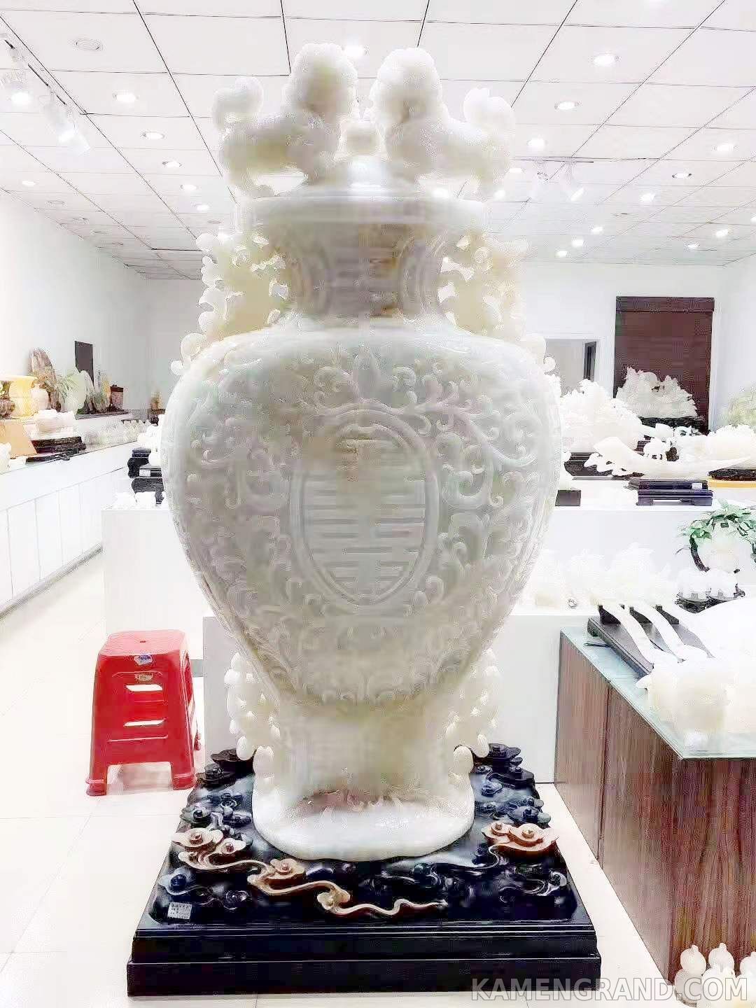Напольная ваза из белого нефрита