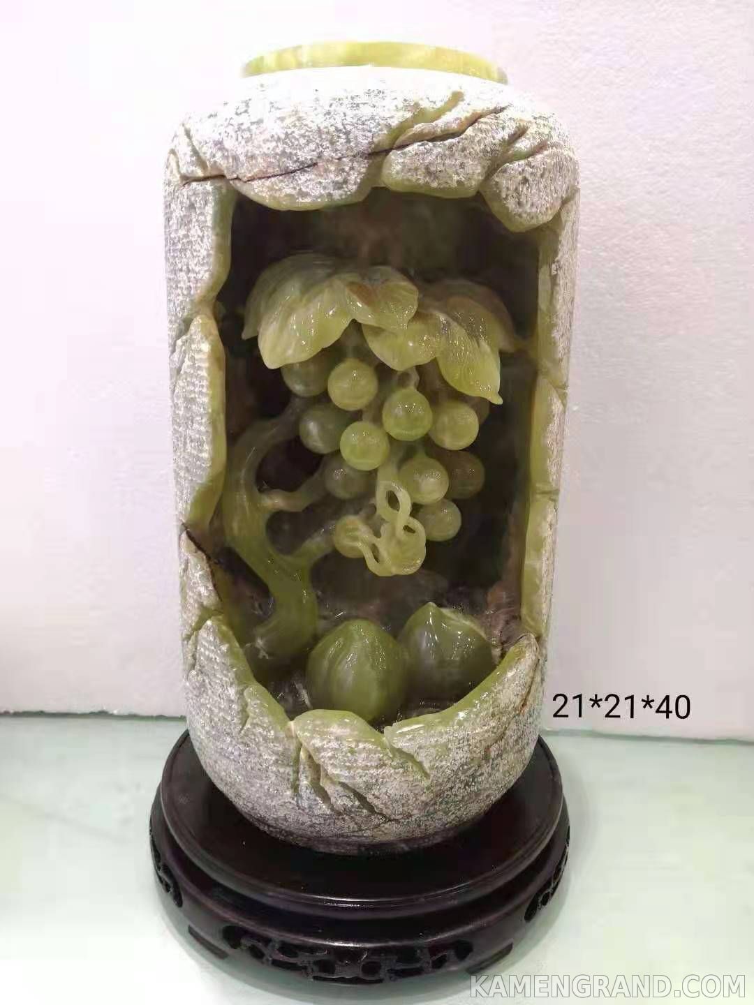 Декоративная ваза из зеленого нефрита