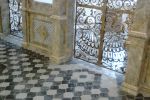 Пол в нижнем храме из гранитной плитки мозаики