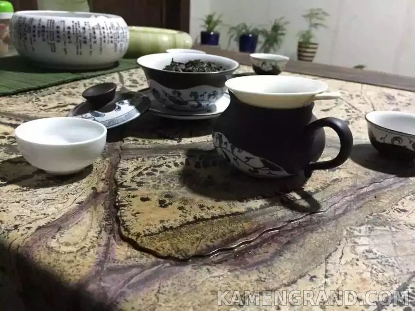 Чайный столик из дерева и камня