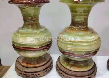 Парные вазы из зеленого оникса