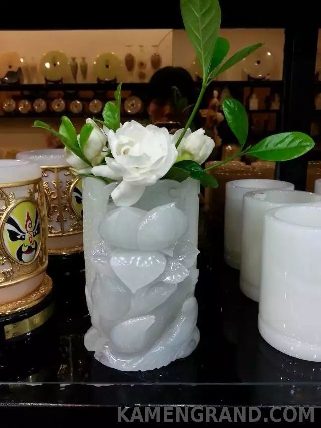 Резная ваза из белого нефрита